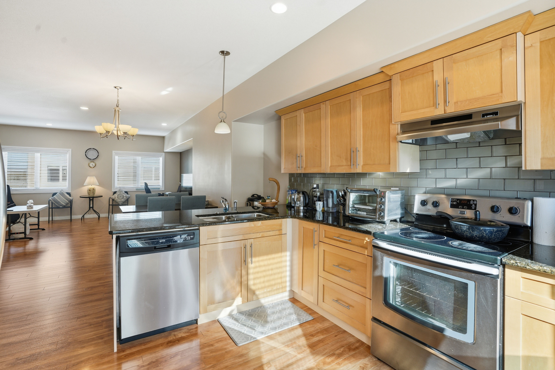 Stonebridge双车库联排出售 · 212 Willis Crescent #301——林与唐地产 - 7